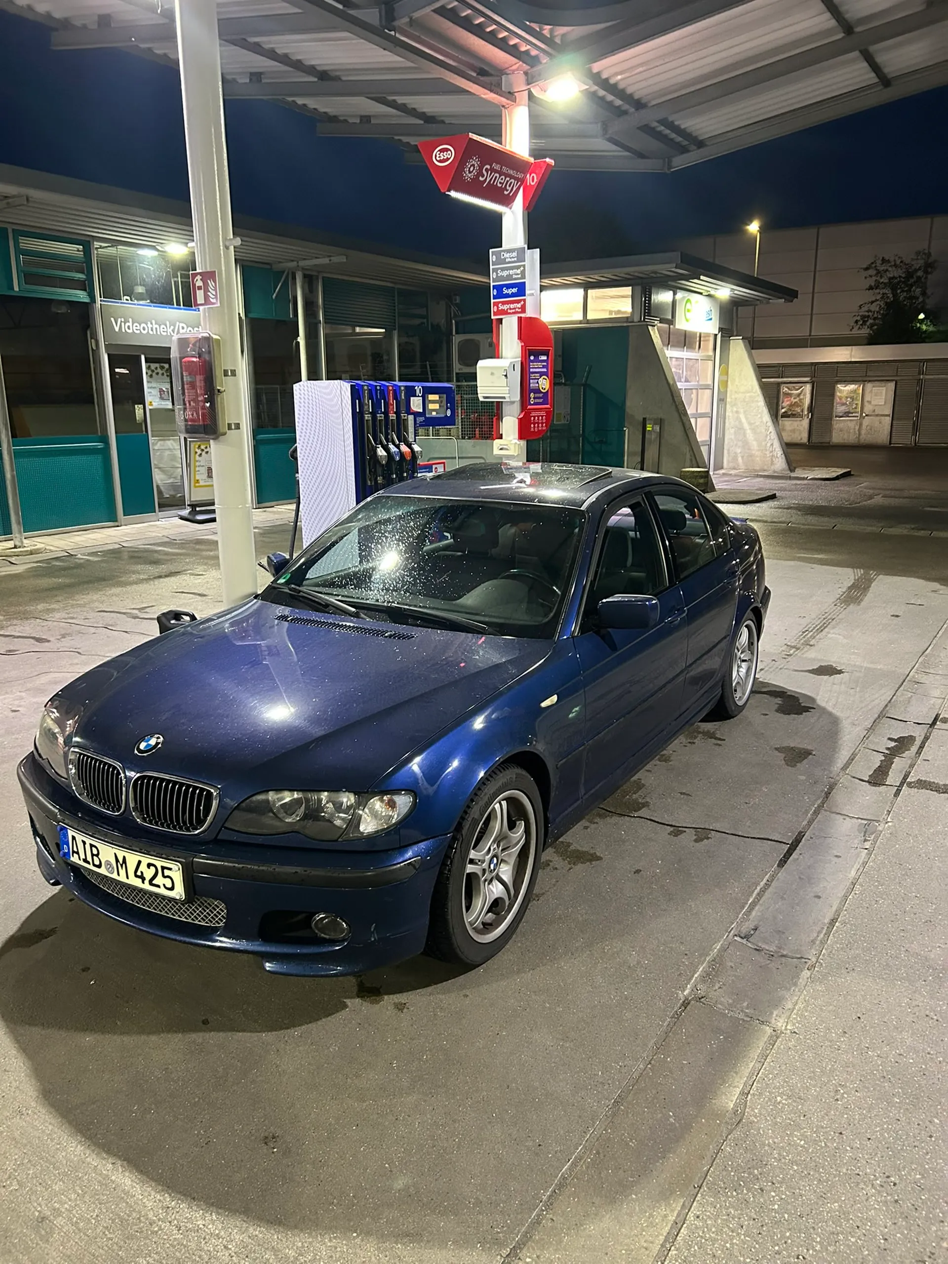 BMW E46 325i Sedan in Mystic Blue Metallic at night